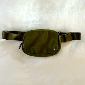Lululemon Everywhere Belt Bag 1L.  Green